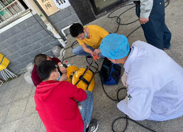 304.cam永利集团(中国)有限公司正能量：职工抢修献血车，好人好事成风景！